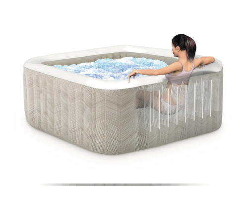 Aufblasbarer Whirlpool mit Muster und einer Frau, die sich entspannt.