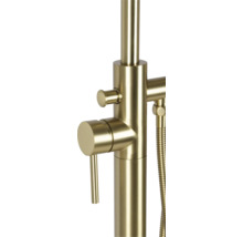 Detailaufnahme einer goldenen Badewannenarmatur