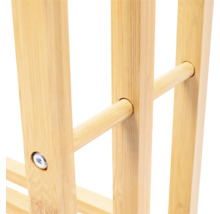 Detailansicht eines Holzhockers mit Schrauben und Stützstreben