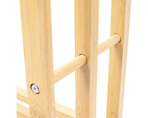 Detailansicht eines Holzhockers mit Schrauben und Stützstreben