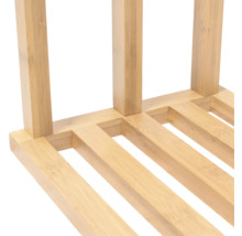 Detailansicht eines Holzregals