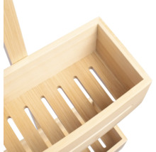 Detailansicht eines Badregals aus Holz mit Ablagen