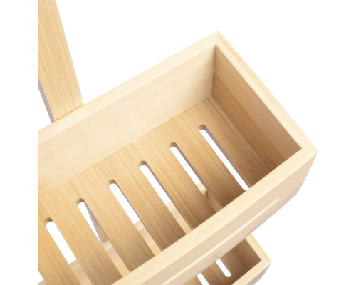 Detailansicht eines Badregals aus Holz mit Ablagen