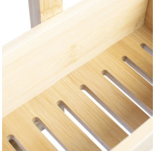 Detailansicht eines Regalfachs aus Bambus mit Schlitzen