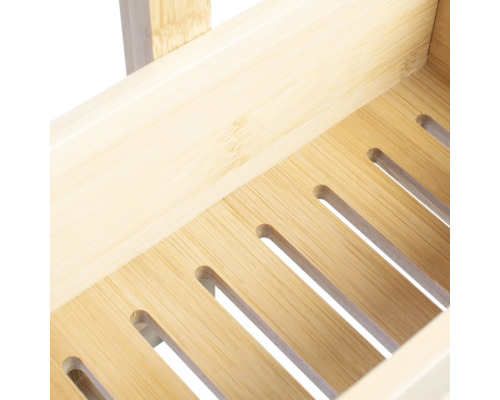 Detailansicht eines Regalfachs aus Bambus mit Schlitzen