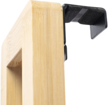 Detailansicht eines Holzrahmens mit Hakenbefestigung