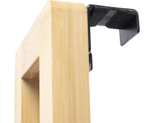 Detailansicht eines Holzrahmens mit Hakenbefestigung