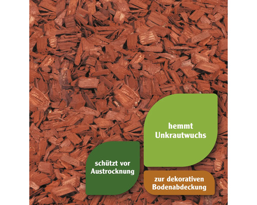 Nahaufnahme von rotbraunem Mulch zur dekorativen Bodenabdeckung, der das Wachstum von Unkraut hemmt und vor Austrocknung schützt.