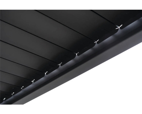 Detailansicht einer Lamellenüberdachung aus Metall