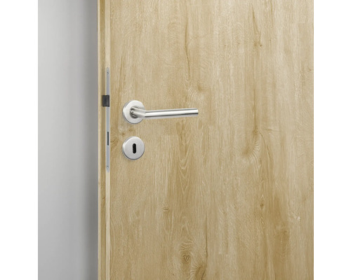 Holztür mit silberfarbener Türklinke