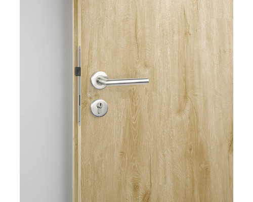 Holztür mit Metallbeschlägen und Griff