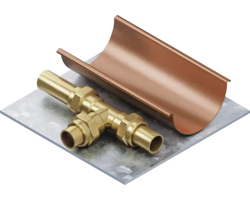 Kupferfarbene Dachrinne und goldenes T-Stück auf einer Metalloberfläche