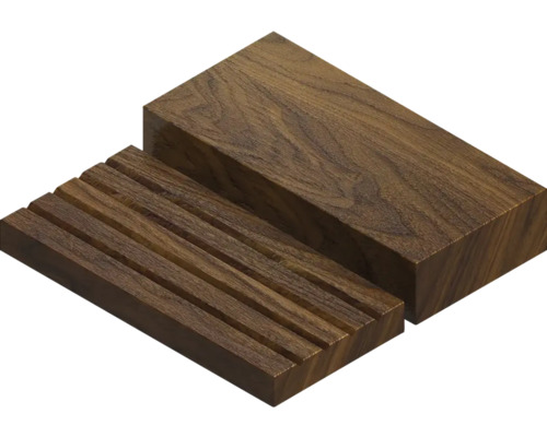 Zwei Holzstücke, eines glatt und eines gerillt