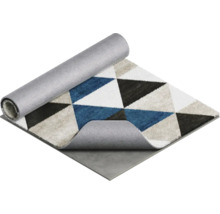 Teppich mit geometrischem Dreiecksmuster teilweise aufgerollt