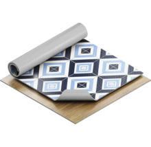 Rolle mit geometrischem Vinylbodenbelag und Holzbodenbelag