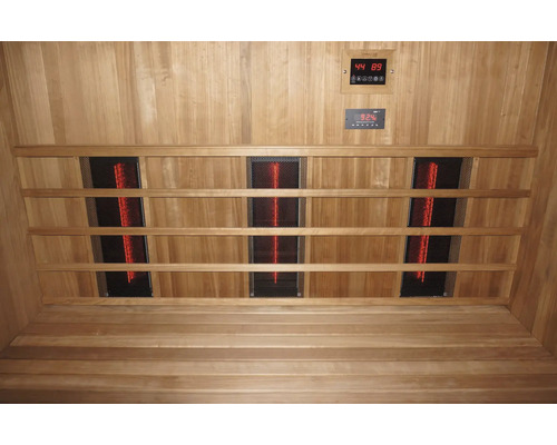 Innenansicht einer Infrarotsauna mit Holzbänken und Heizpaneelen