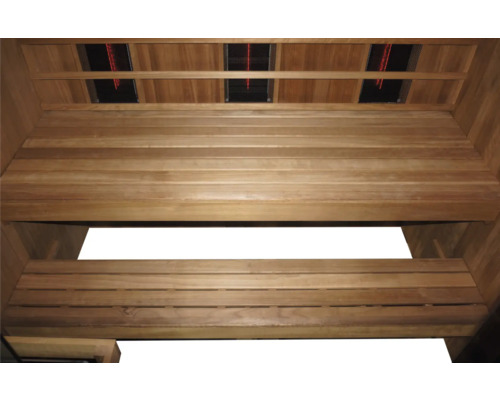 Innenansicht einer Sauna mit Holzverkleidung und Infrarotstrahlern