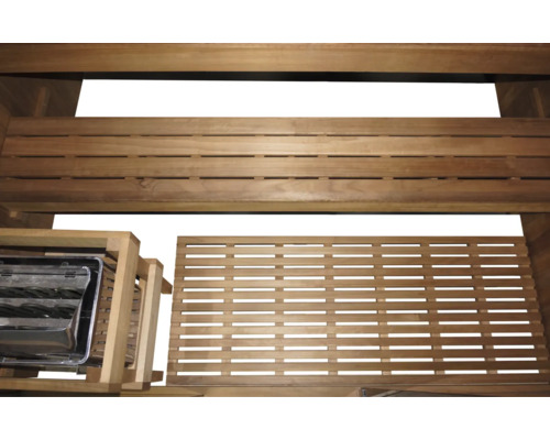 Innenansicht einer Sauna mit Holzverkleidung und Saunaofen