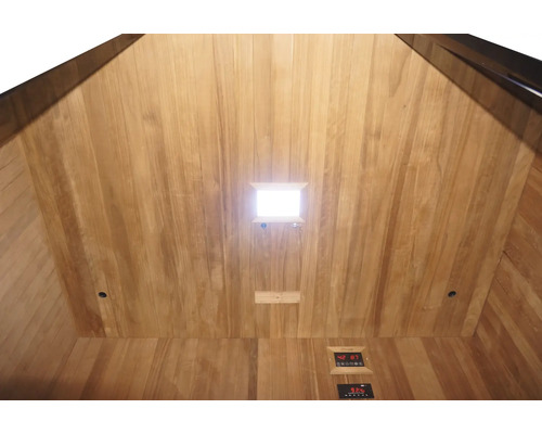 Innenansicht einer Sauna mit Holzverkleidung, Beleuchtung und Temperaturanzeige
