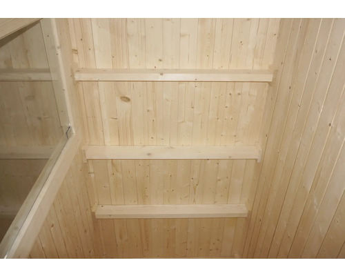 Holzwand mit Holzregalen für den Innenausbau