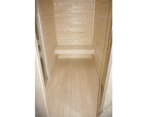 Innenansicht einer Sauna mit Holzverkleidung und Sitzbank