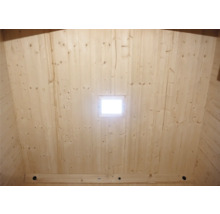 Innenansicht eines Holzhauses mit Fenster
