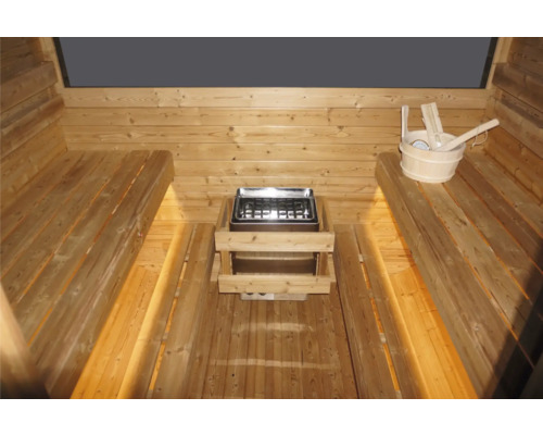 Innenraum einer Sauna mit Holzbänken und Saunaofen