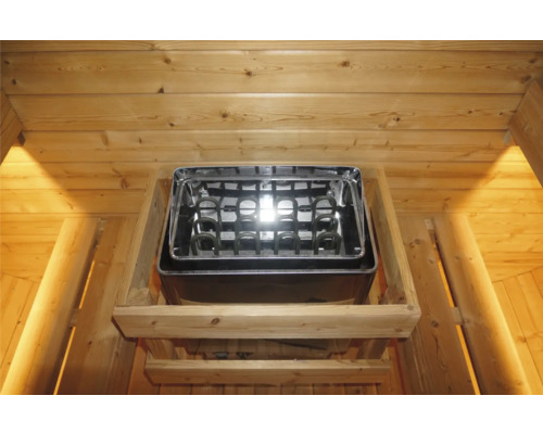 Saunaofen an einer Holzwand