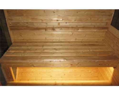 Holzsauna Innenausbau mit Bänken und Deckenverkleidung