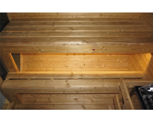 Innenansicht einer Sauna aus Holz mit Sprinkleranlage
