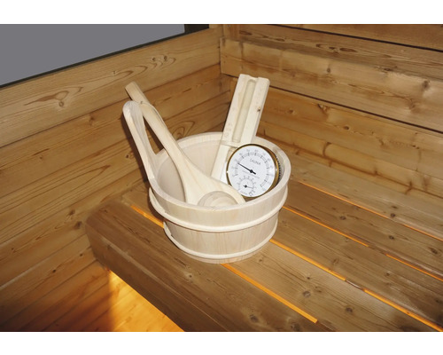 Saunaeimer mit Schöpfkelle, Thermometer und Hygrometer in einer Sauna