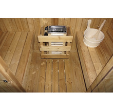 Innenansicht einer Sauna mit Ofen und Holzeimer