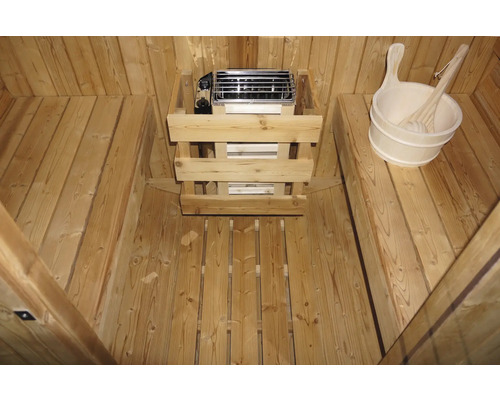 Innenansicht einer Sauna mit Ofen und Holzeimer
