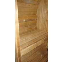 Innenausstattung einer Sauna aus Holz mit Sitzbänken