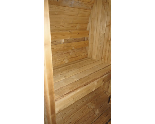 Innenausstattung einer Sauna aus Holz mit Sitzbänken