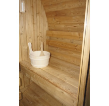 Innenansicht einer Sauna mit Holzwänden, Sitzbänken und einem Holzeimer mit Schöpfkelle