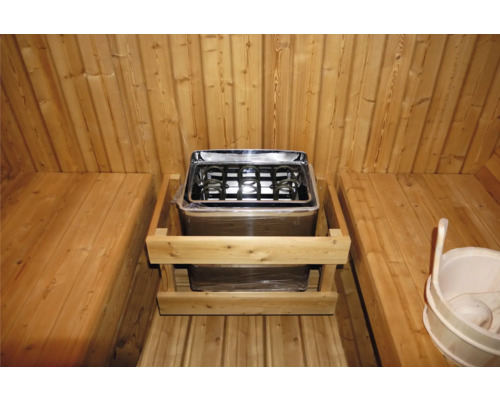 Saunaofen in einer Holzsauna mit Holzbänken und einem Saunaeimer