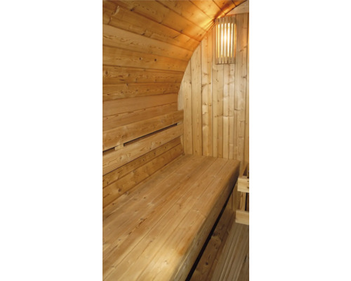 Innenansicht einer Fasssauna mit Holzbänken und Beleuchtung