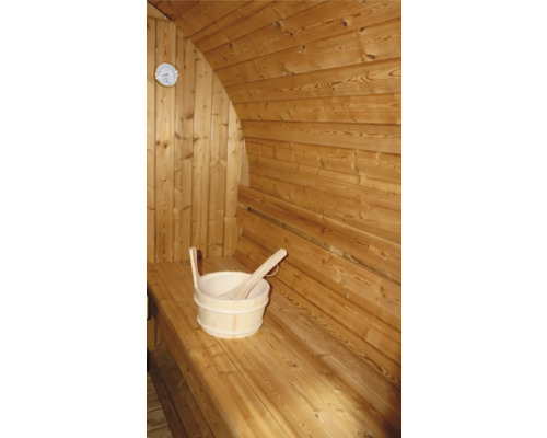 Innenausstattung einer Sauna mit Holzwand, Holzbank, Eimer und Schöpfkelle