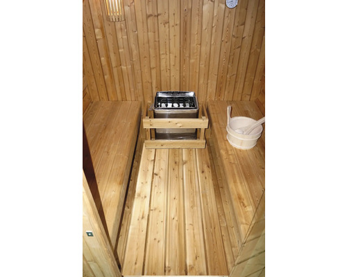 Holzsauna mit Saunaofen und Holzzubehör