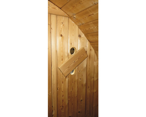 Holzwand mit einem Loch und einer Holzklappe