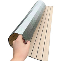 Selbstklebende Bootsdeckfolie mit Holzoptik und Schutzfolie wird abgerollt.