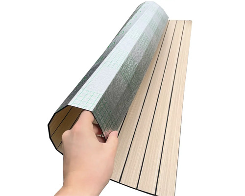 Selbstklebende Bootsdeckfolie mit Holzoptik und Schutzfolie wird abgerollt.