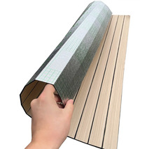 Selbstklebende Dekorfolie mit Holzstreifenmuster wird von einer Hand abgerollt.