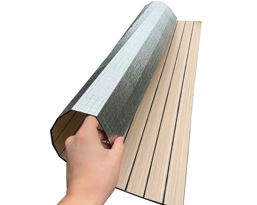 Selbstklebende Dekorfolie mit Holzstreifenmuster wird von einer Hand abgerollt.
