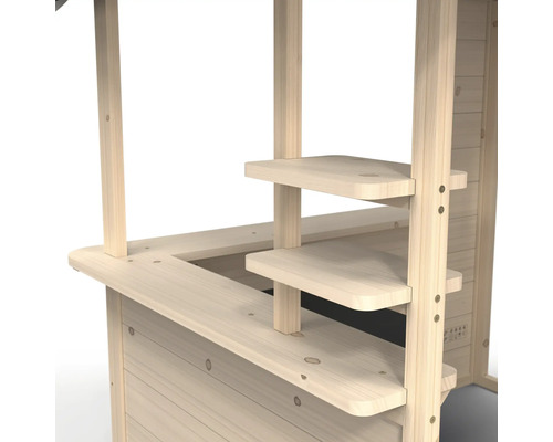 Detailansicht eines Spielhauses mit Theke und Regalen aus Holz