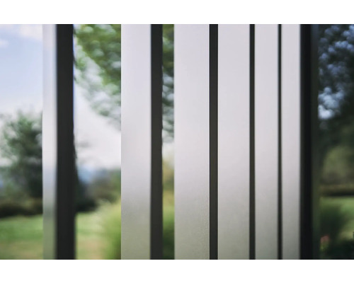 Nahaufnahme eines Zauns mit vertikalen Streben