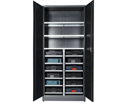 Offener Werkzeugschrank mit Regalböden und Werkzeugkoffern