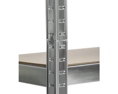 Detailansicht eines Metallregals mit Regalböden