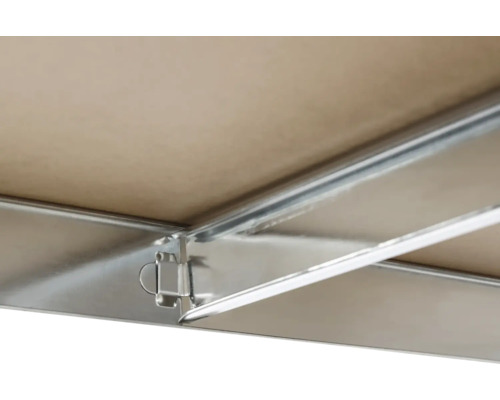 Detailansicht einer Unterkonstruktion mit Metallprofilen und einer Platte.